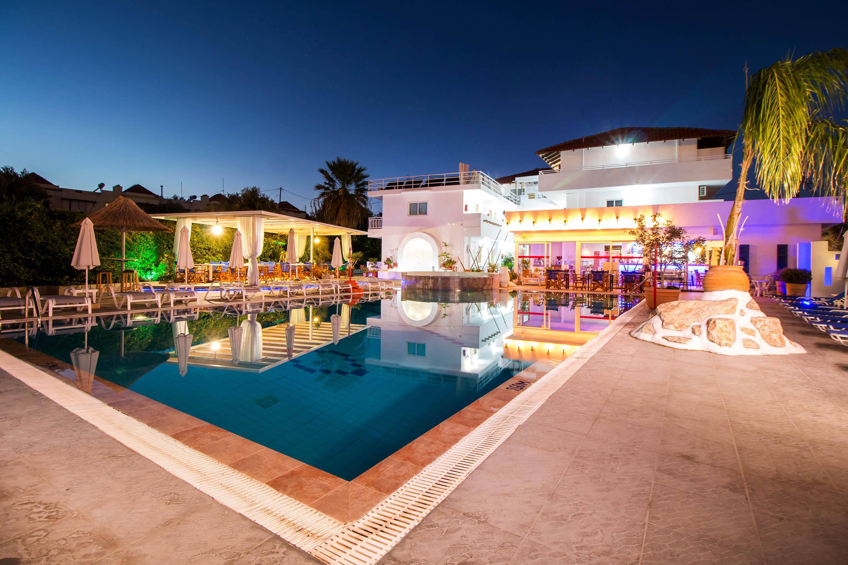 Tinas Plus Hotel ฟาลิรากี ภายนอก รูปภาพ