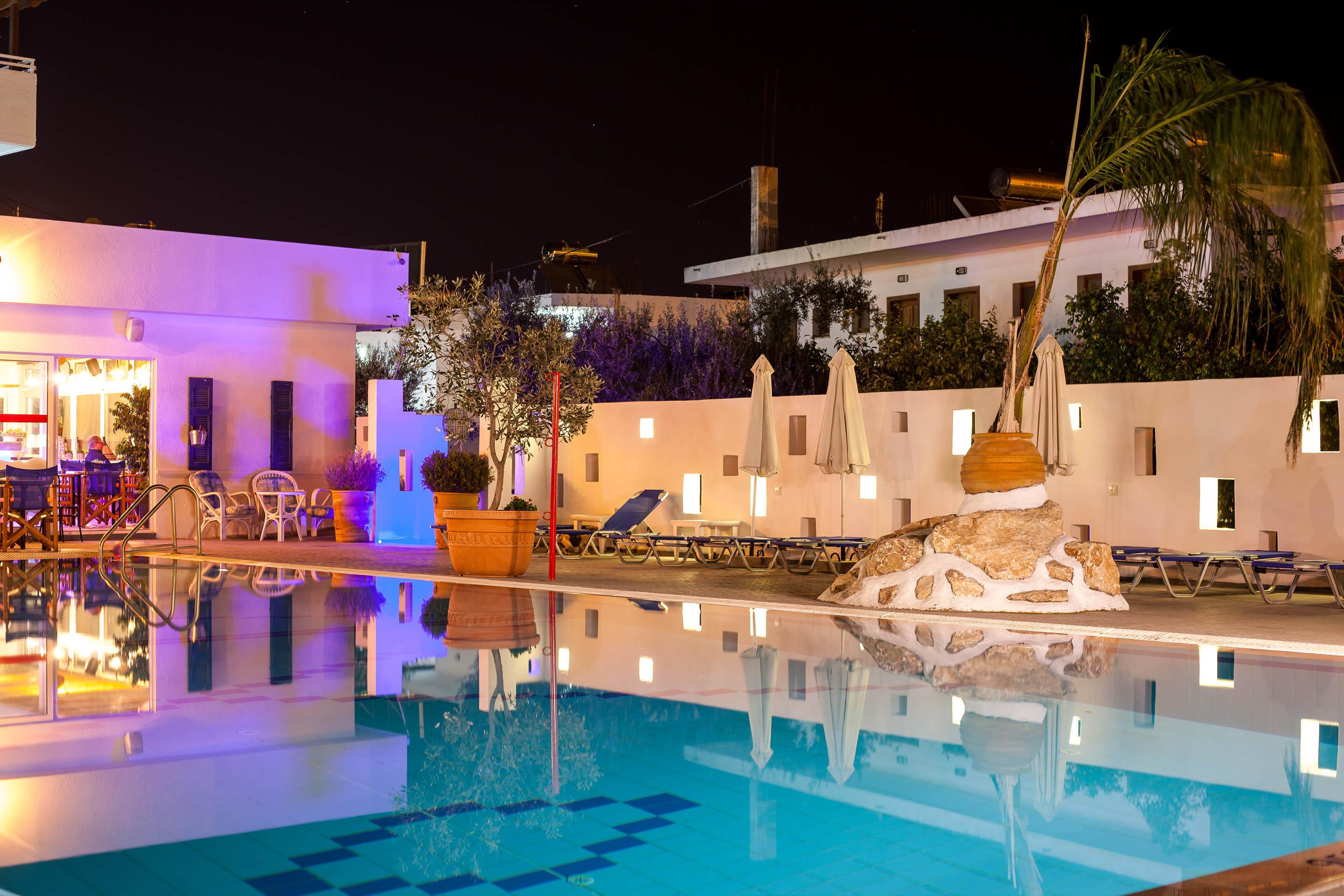 Tinas Plus Hotel ฟาลิรากี ภายนอก รูปภาพ